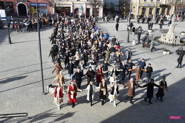 Maturzyści zatańczyli poloneza na dzierżoniowskim Rynku 