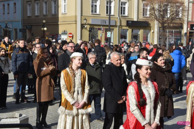 Maturzyści zatańczyli poloneza na dzierżoniowskim Rynku 