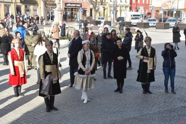Maturzyści zatańczyli poloneza na dzierżoniowskim Rynku 