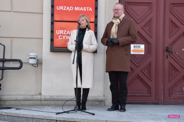 Maturzyści zatańczyli poloneza na dzierżoniowskim Rynku 