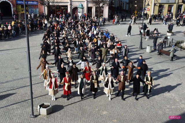 Maturzyści zatańczyli poloneza na dzierżoniowskim Rynku 
