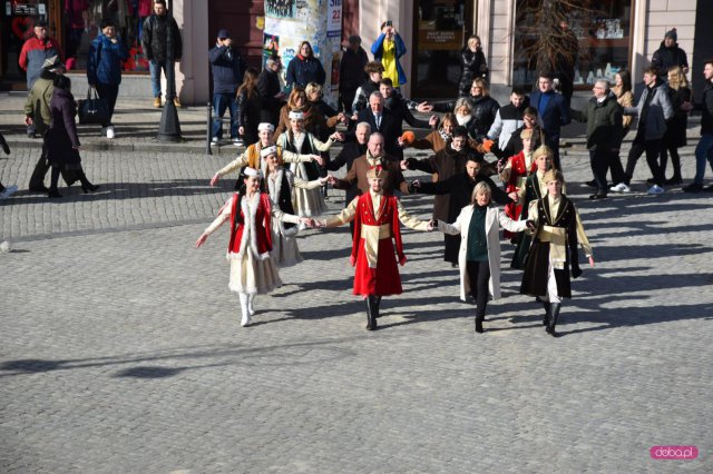 Maturzyści zatańczyli poloneza na dzierżoniowskim Rynku 