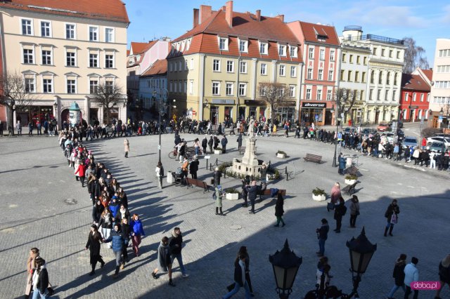 Maturzyści zatańczyli poloneza na dzierżoniowskim Rynku 