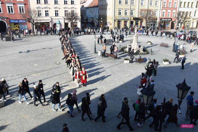 Maturzyści zatańczyli poloneza na dzierżoniowskim Rynku 