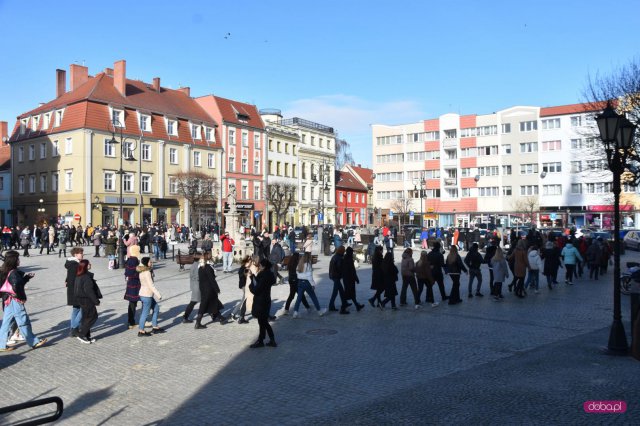 Maturzyści zatańczyli poloneza na dzierżoniowskim Rynku 