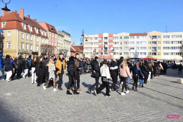 Maturzyści zatańczyli poloneza na dzierżoniowskim Rynku 