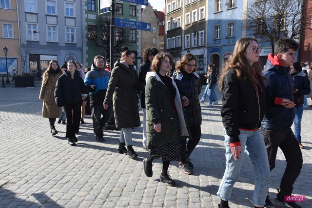 Maturzyści zatańczyli poloneza na dzierżoniowskim Rynku 