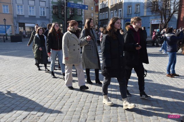Maturzyści zatańczyli poloneza na dzierżoniowskim Rynku 