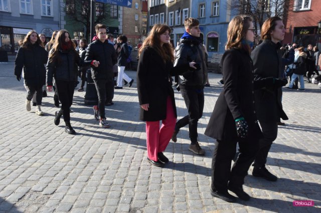 Maturzyści zatańczyli poloneza na dzierżoniowskim Rynku 