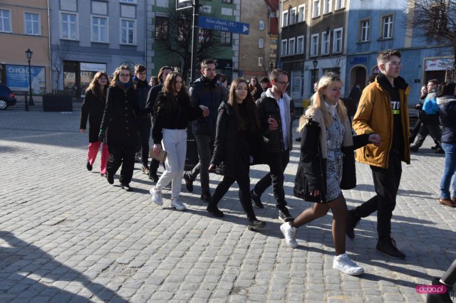 Maturzyści zatańczyli poloneza na dzierżoniowskim Rynku 
