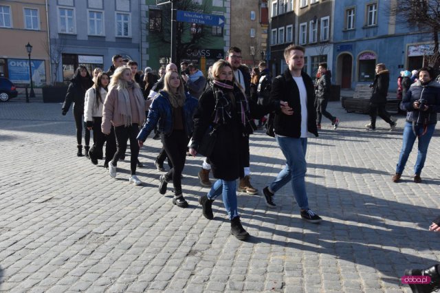 Maturzyści zatańczyli poloneza na dzierżoniowskim Rynku 