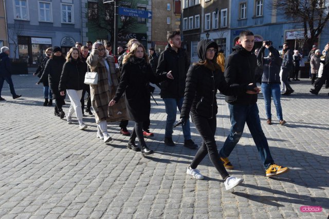 Maturzyści zatańczyli poloneza na dzierżoniowskim Rynku 