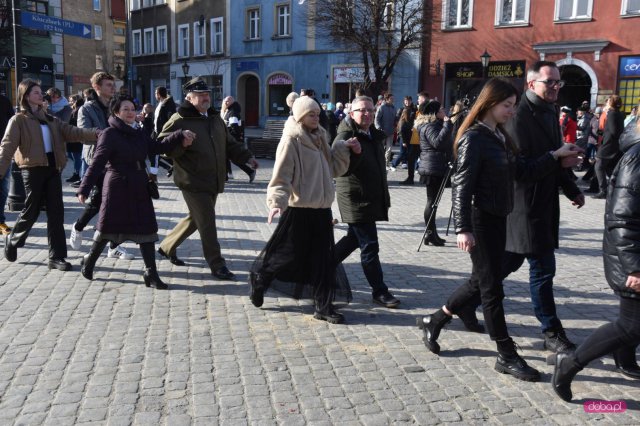 Maturzyści zatańczyli poloneza na dzierżoniowskim Rynku 