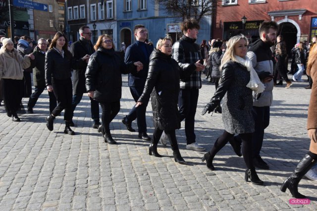 Maturzyści zatańczyli poloneza na dzierżoniowskim Rynku 