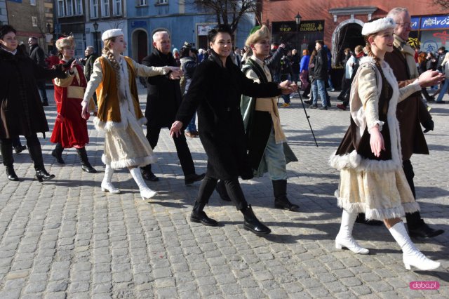 Maturzyści zatańczyli poloneza na dzierżoniowskim Rynku 