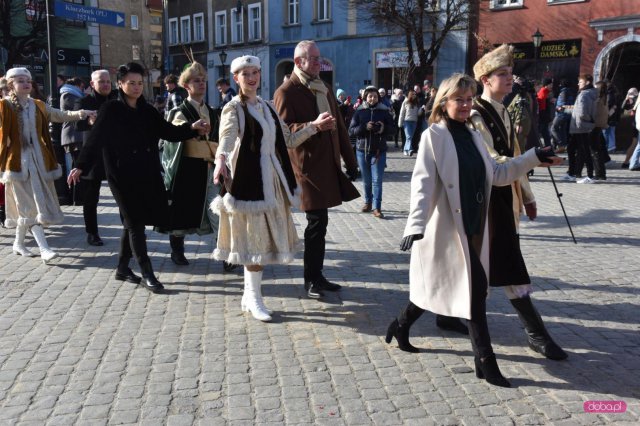 Maturzyści zatańczyli poloneza na dzierżoniowskim Rynku 