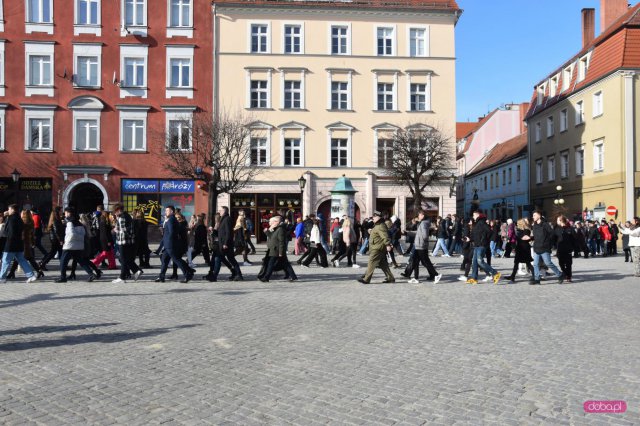 Maturzyści zatańczyli poloneza na dzierżoniowskim Rynku 