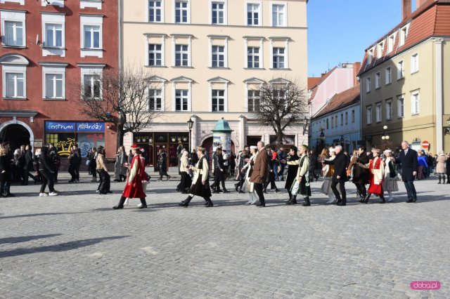 Maturzyści zatańczyli poloneza na dzierżoniowskim Rynku 
