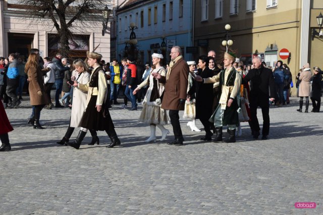 Maturzyści zatańczyli poloneza na dzierżoniowskim Rynku 