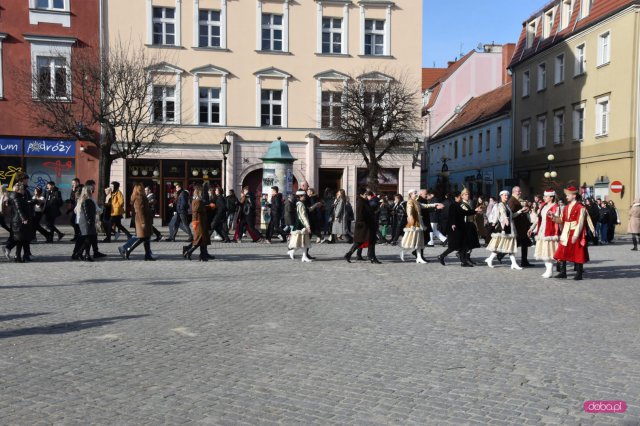 Maturzyści zatańczyli poloneza na dzierżoniowskim Rynku 