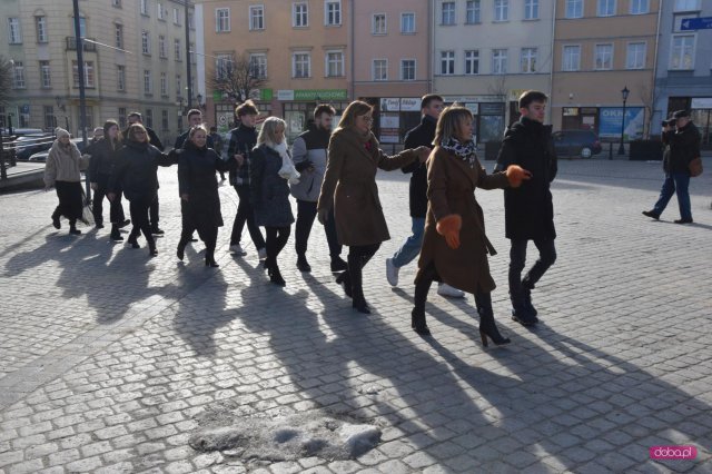 Maturzyści zatańczyli poloneza na dzierżoniowskim Rynku 