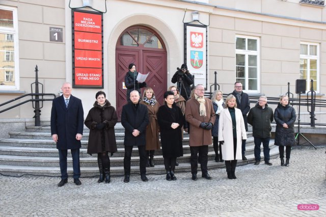 Maturzyści zatańczyli poloneza na dzierżoniowskim Rynku 