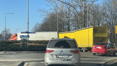 Ciężarówka blokuje rondo w Dzierżoniowie