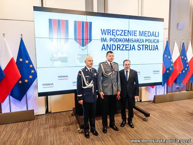 24 dolnośląskich policjantów wyróżnionych odznaką imienia podkomisarza Policji Andrzeja Struja