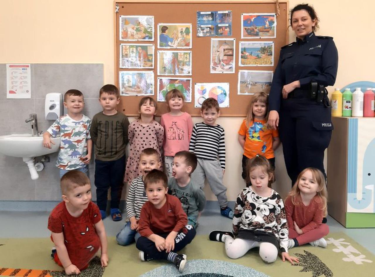Policjantka spotkała się z maluchami z dzierżoniowskiego Przedszkola Gminnego i Żłobka „Sówka”
