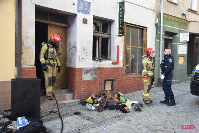 Pożar na Krasickiego w Dzierżoniowie. Jedna osoba ciężko ranna - LPR w akcji!