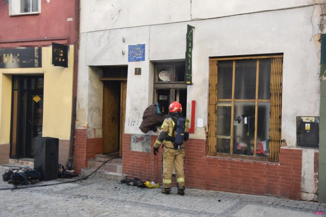 Pożar na Krasickiego w Dzierżoniowie. Jedna osoba ciężko ranna - LPR w akcji!