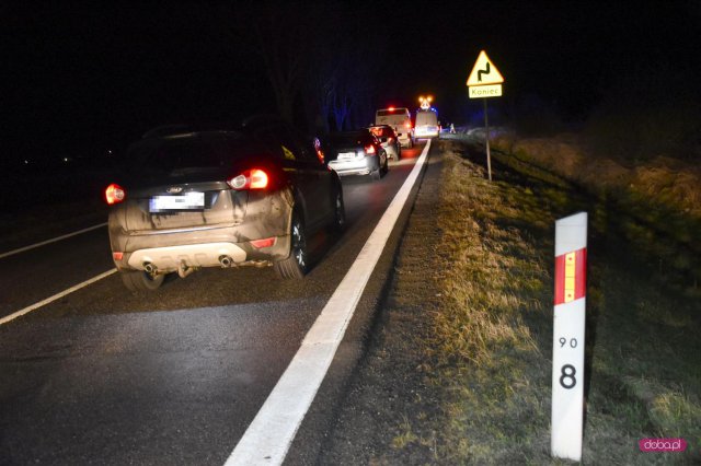 Wiatr zdmuchnął z drogi busa z przyczepą