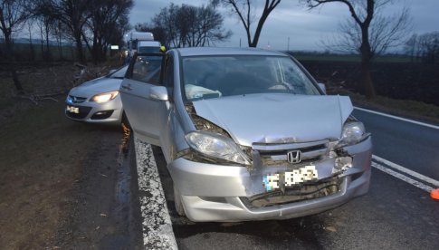 Zderzenie trzech samochodów na ósemce w Radzikowie