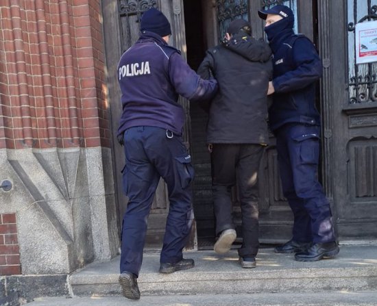 Policjani ustalili i zatrzymali sprawców włamania do sklepu w Niemczy