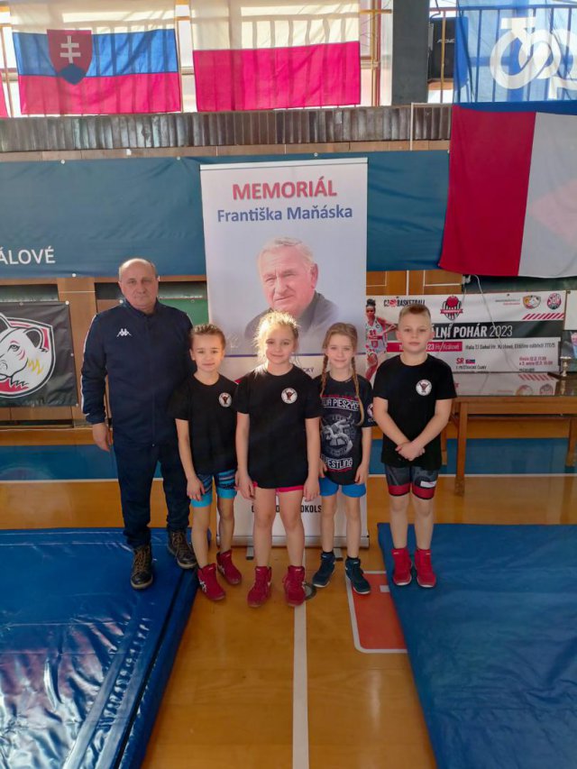 Zapaśniczki i zapaśnicy z Pieszyc walczyli na matach w Czechach i Malczycach
