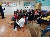 Dzielnicowy i przedstawicielka Stowarzyszenia Inicjatyw Obywatelskich w Szkole Podstawowej w Olesznej