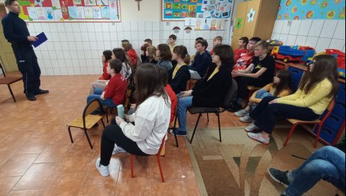 Dzielnicowy i przedstawicielka Stowarzyszenia Inicjatyw Obywatelskich w Szkole Podstawowej w Olesznej