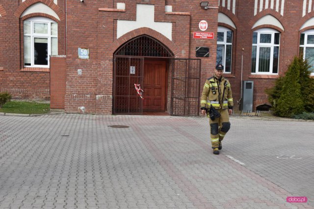 Ewakuacja Szkoły Podstawowej nr 4 w Bielawie. Straż pożarna w akcji!