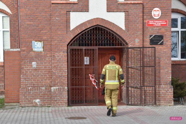 Ewakuacja Szkoły Podstawowej nr 4 w Bielawie. Straż pożarna w akcji!
