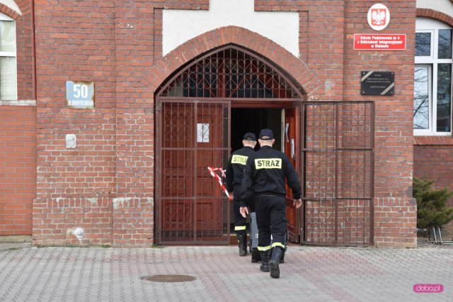 Ewakuacja Szkoły Podstawowej nr 4 w Bielawie. Straż pożarna w akcji!