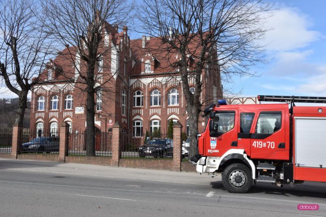 Ewakuacja Szkoły Podstawowej nr 4 w Bielawie. Straż pożarna w akcji!