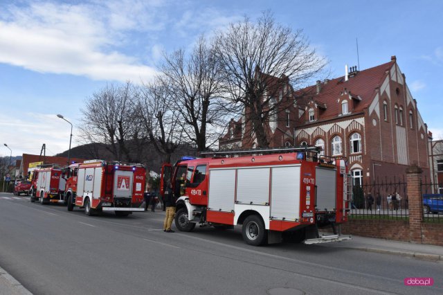 Ewakuacja Szkoły Podstawowej nr 4 w Bielawie. Straż pożarna w akcji!