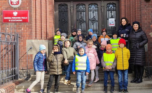 Dzieci z dzierżoniowskiego Publicznego Przedszkola nr 1 z wizytą u policjantów
