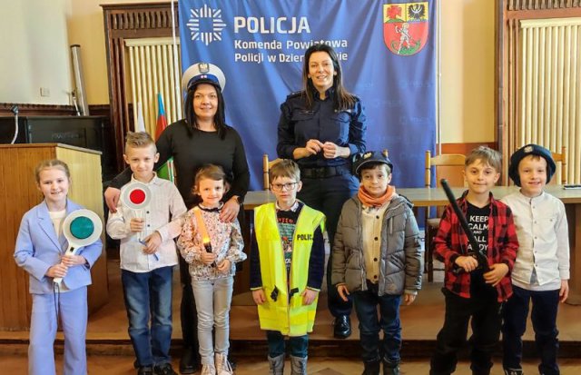 Dzieci z dzierżoniowskiego Publicznego Przedszkola nr 1 z wizytą u policjantów