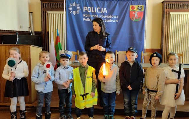 Dzieci z dzierżoniowskiego Publicznego Przedszkola nr 1 z wizytą u policjantów