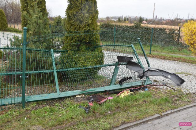 Pijany kierowca volkswagena uderzył w drzewo, bramę i słup
