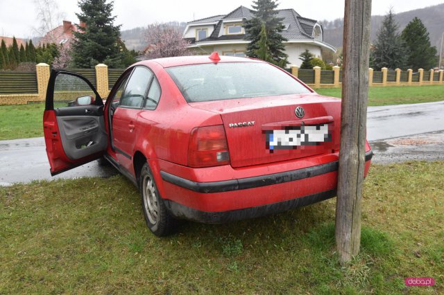 Pijany kierowca volkswagena uderzył w drzewo, bramę i słup