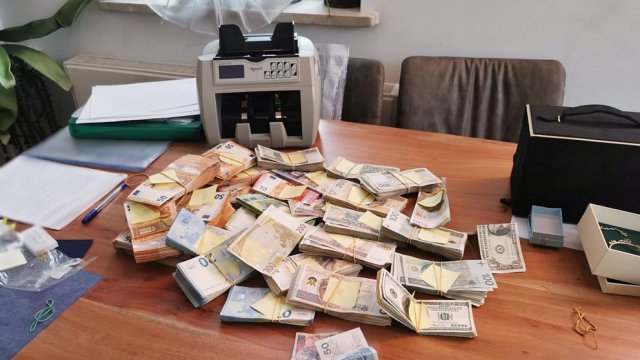 Grupa przestępcza fałszowała faktury. KAS zatrzymała 7 osób