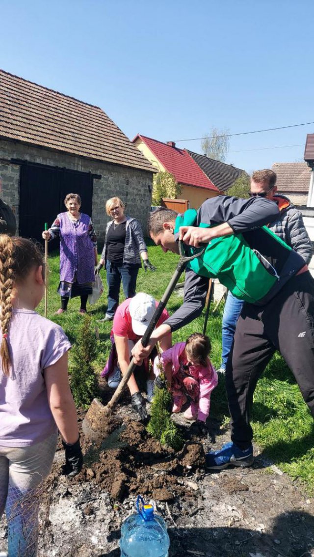 Posadzili drzewa w Słupicach