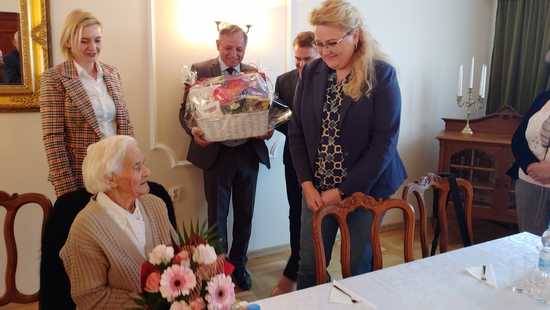Setne Urodziny Heleny Demczuk świętowane w Urzędzie Gminy Łagiewniki